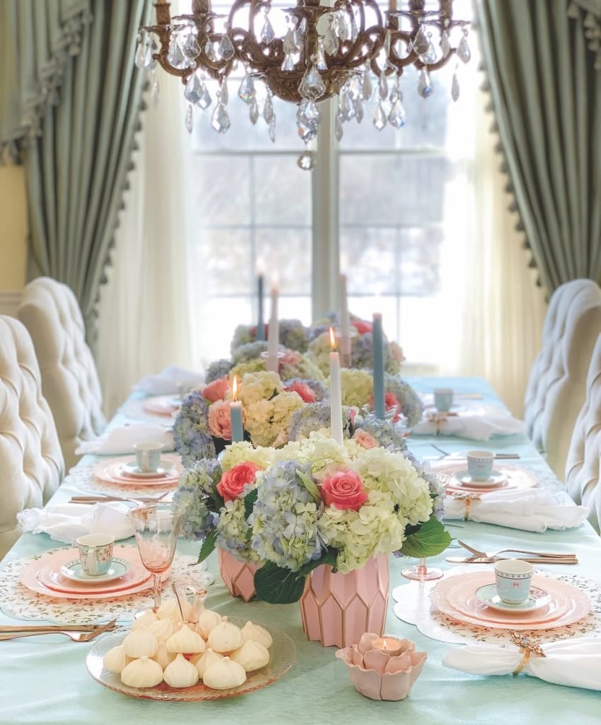 Elegant Dining with Crystal Chandelier