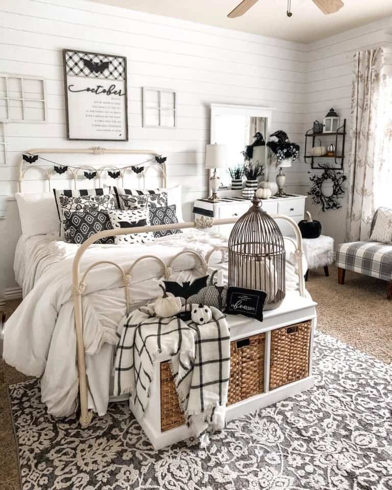 Black and White Bedroom Decor