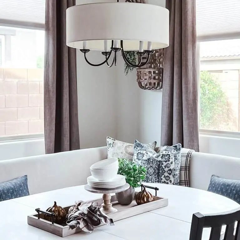 Breakfast Nook's Simple Contrast